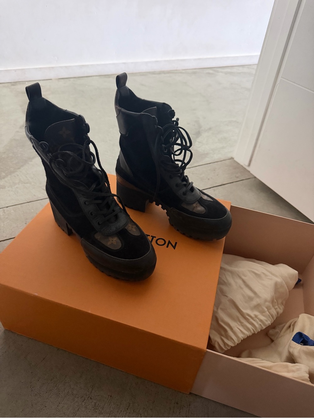 Louis Vuitton Laureate boots sz 38